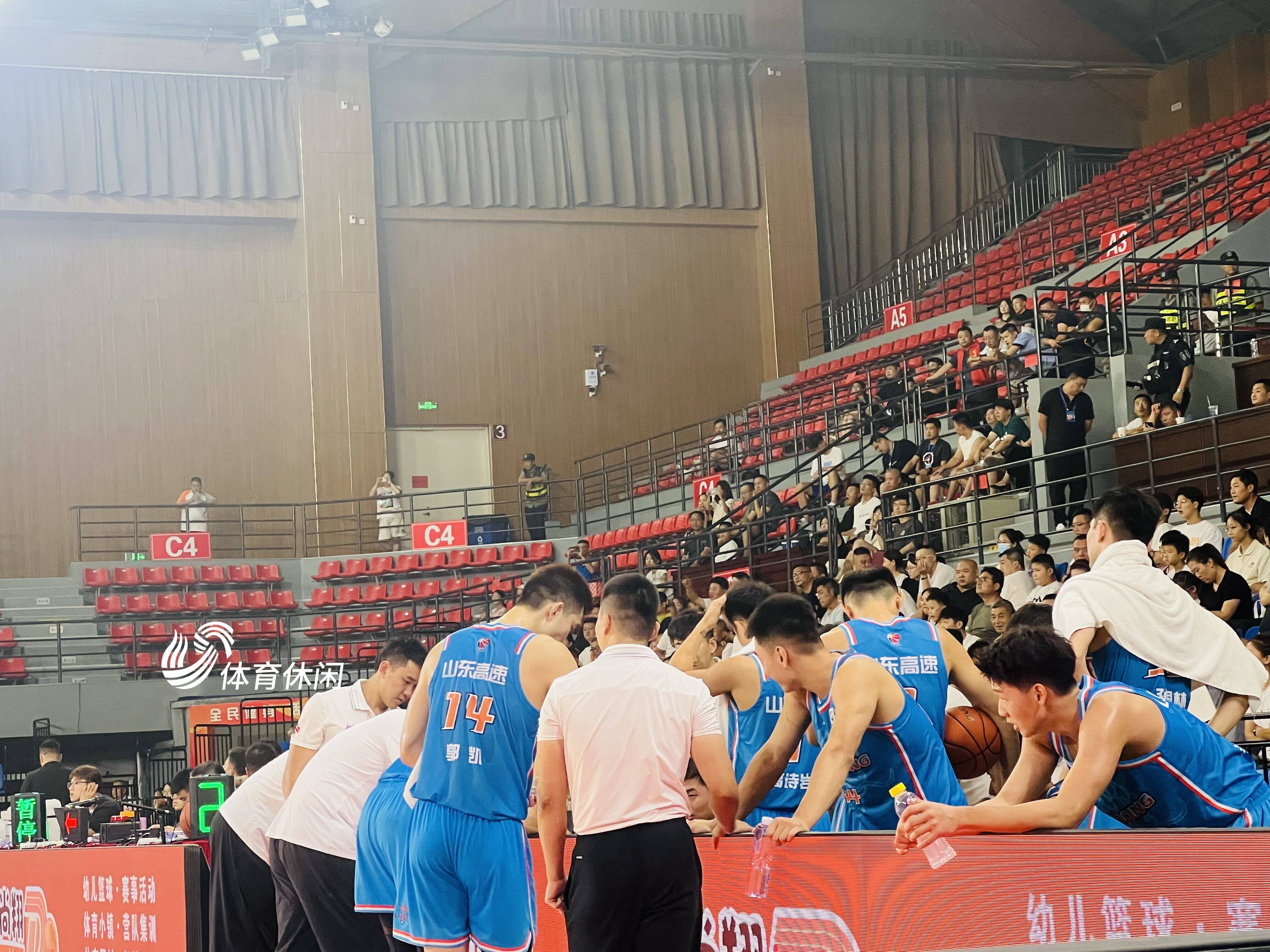 山东大胜福建,毫无悬念地保持领先 山东大胜福建,毫无悬念地保持领先