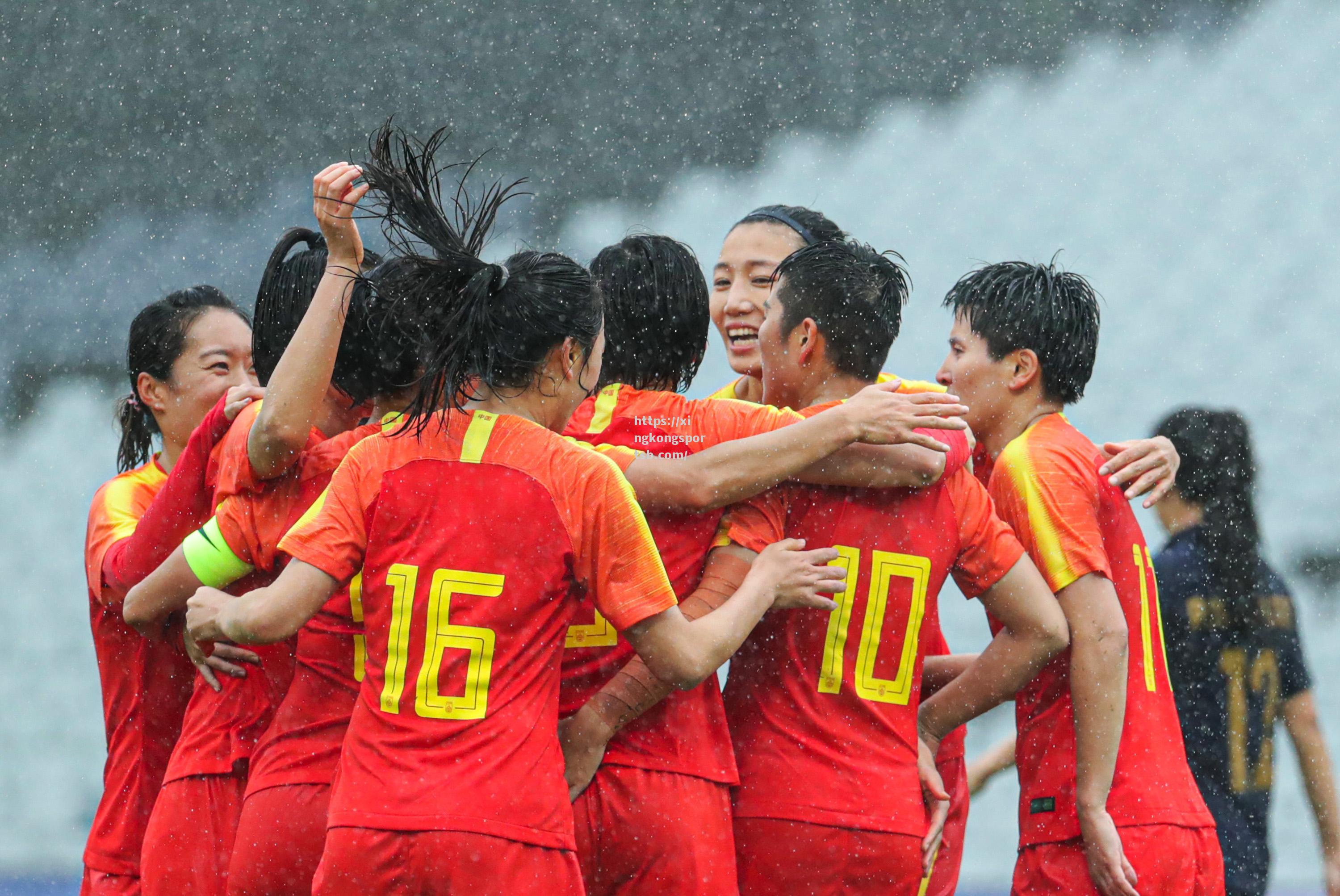 美国女足队员力压对手赢得胜利 美国女足队员力压对手赢得胜利
