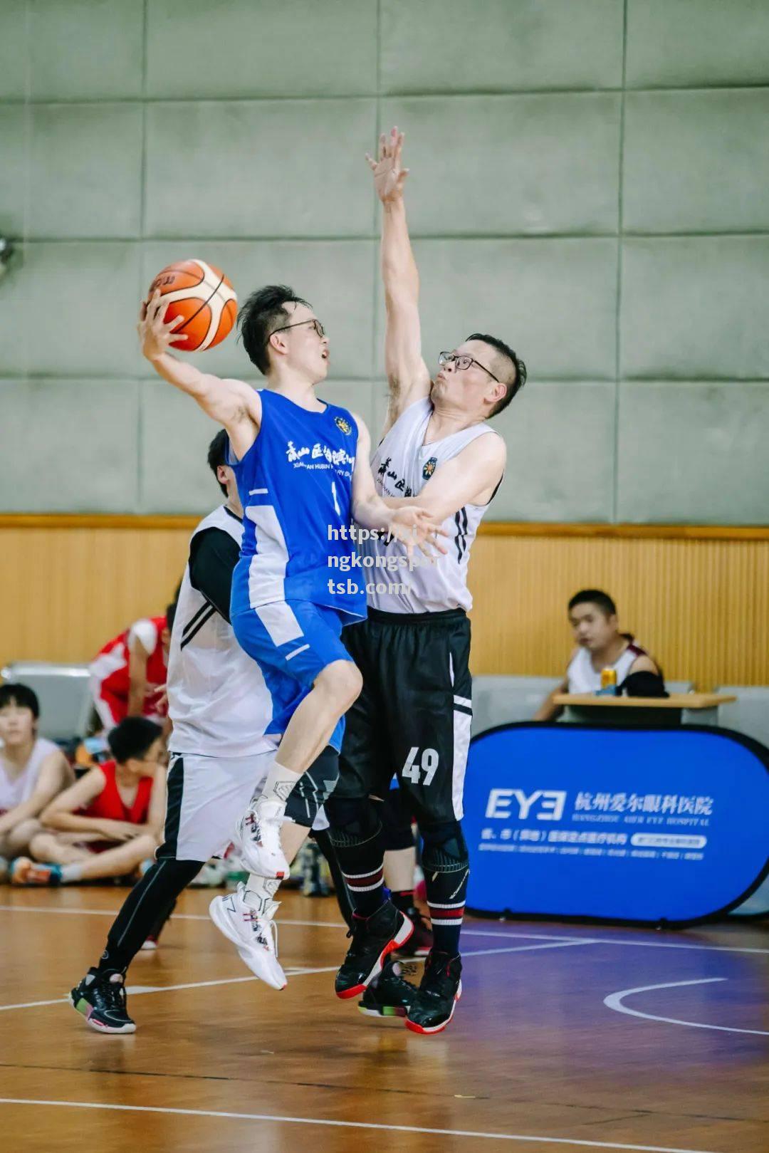 篮球赛事现场气氛火爆,球迷欢呼不断 篮球赛事现场气氛火爆,球迷欢呼不断